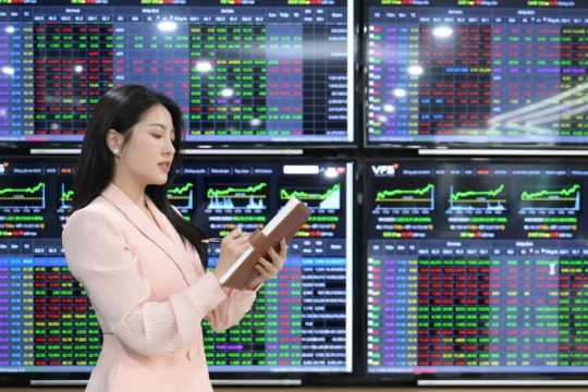 Chứng khoán hôm nay 3/12: VN-Index áp sát đỉnh, rủi ro rung lắc tăng