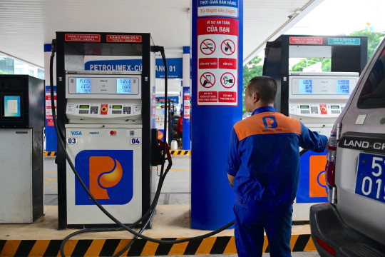 Giá xăng tăng mạnh, dầu tiếp tục giảm từ chiều 4/12