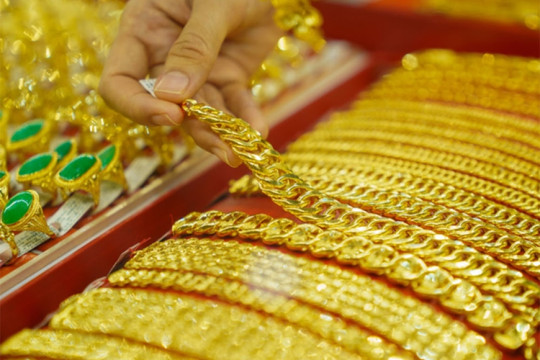 Giá vàng hôm nay 5/12/2025: Vàng miếng tăng nhẹ, vàng thế giới giảm trước dữ liệu PCE Mỹ