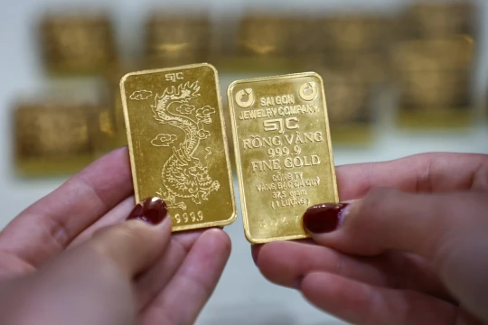 Giá vàng hôm nay 15/12: Vàng trong nước lập đỉnh mới