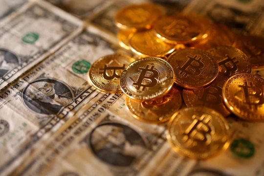 Giá bitcoin hôm nay 15/12: Áp lực điều chỉnh khiến thị trường tiền số chững lại
