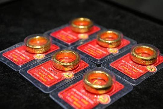 Lạ lùng một doanh nghiệp tăng giá vàng nhẫn 5 lần trong phiên sáng