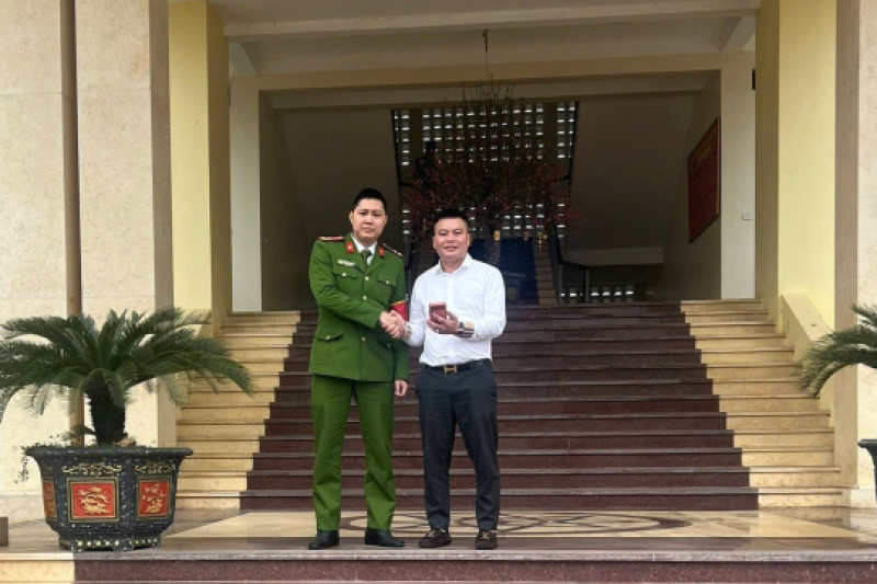 Lạ lùng tài khoản đột ngột có giao dịch 100 triệu đồng vào đúng 3 giờ chiều: Công an xã truy tìm thanh niên SN 2004