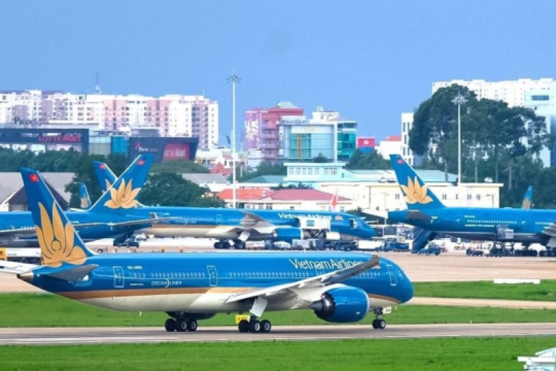 Giá vé máy bay tuyến Hà Nội – TP.HCM tăng mạnh, nhiều ngày chỉ còn hạng thương gia