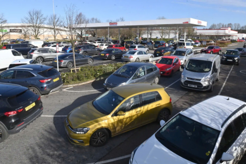 Giá xăng nhiều nơi trên thế giới tăng vọt, người dân xếp hàng dài chờ đổ