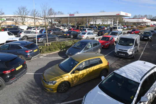 Giá xăng nhiều nơi trên thế giới tăng vọt, người dân xếp hàng dài chờ đổ