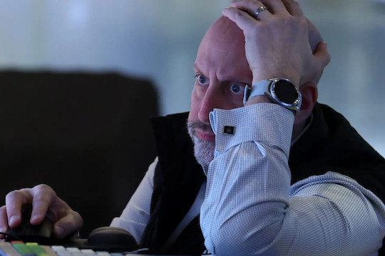 Dow Jones giảm gần 800 điểm