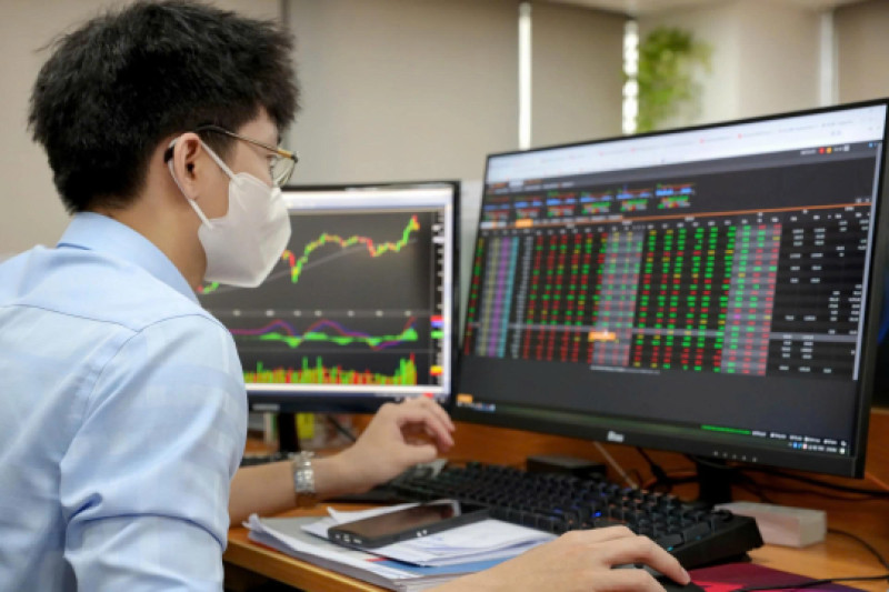 Thị trường hồi mạnh sau cú rơi lịch sử, nên mua cổ phiếu nào?