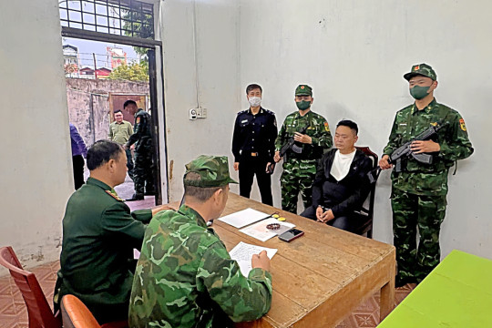 Bắt 1 người nước ngoài vận chuyển trái phép vàng vào Việt Nam