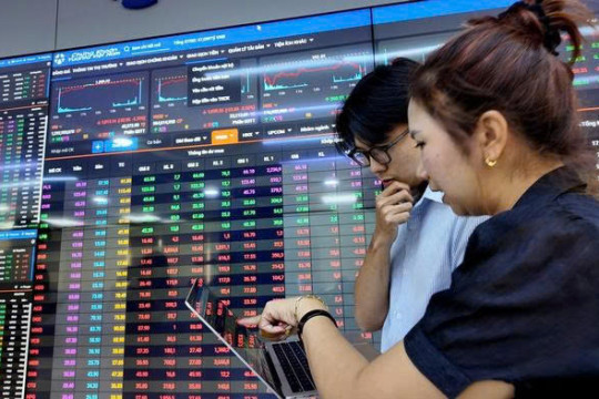 Chứng khoán trước áp lực kép