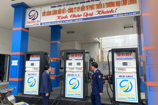 Một cây xăng bị phạt vì bán giá cao hơn quy định