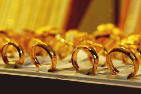 Giá vàng đột ngột giảm mạnh