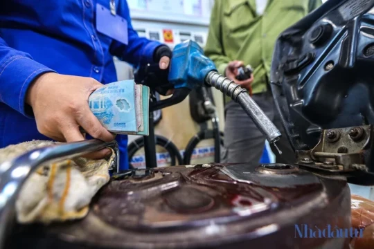 Giá xăng tăng hơn 5.100 đồng/lít từ 23h ngày 19/3