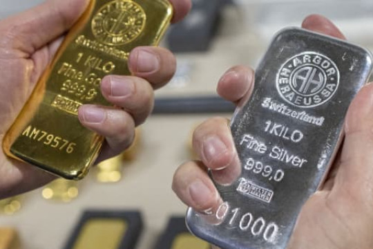 Vàng sụt 5%, bạc lao dốc 8% giữa lo ngại về lạm phát