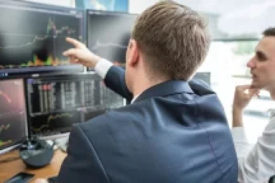 Vì sao vốn ngoại liên tục rút ròng khỏi chứng khoán Việt Nam?