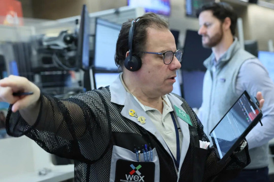 Ông Trump hoãn tấn công Iran: Dow Jones tương lai bật tăng 900 điểm, giá dầu lao dốc thẳng đứng