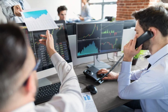 Cổ phiếu bất động sản dậy sóng, khối ngoại tiếp tục bán ròng