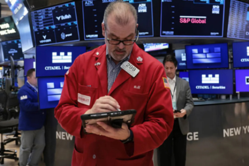 Chứng khoán Mỹ giảm liền 3 phiên, giá dầu sắp hoàn tất tháng tăng lịch sử