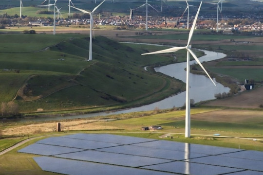 Biến nắng và gió thành nguồn điện vô tận xuất khẩu, một quốc gia kiếm bộn tiền