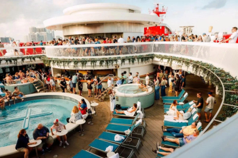 Kiếm 350.000 USD mỗi năm nhờ 'dụ' Thế hệ Z lên du thuyền