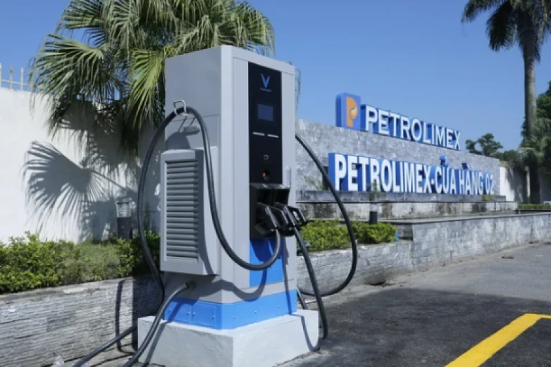 Bán gần 20 triệu tấn xăng dầu, doanh thu của Petrolimex vẫn thua xa Vingroup?