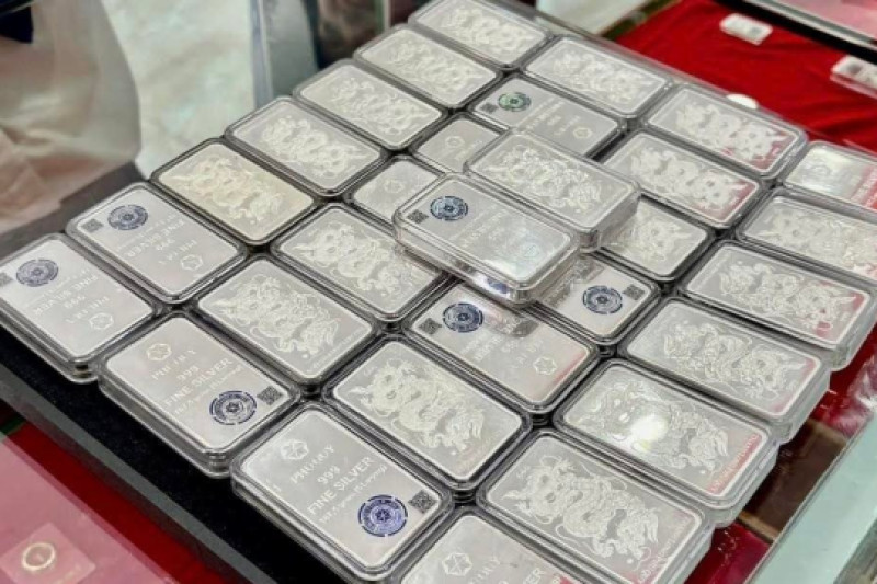 Pha sụt giảm mạnh của bạc: Người mừng, người lo